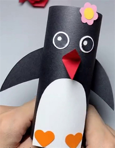 亲子手工 - 用卫生间纸芯制作企鹅