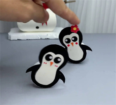 亲子手工-用瓶盖和橡皮泥制作企鹅