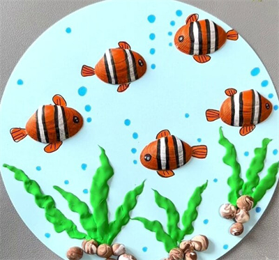 亲子手工 - 用贝壳和橡皮泥制作小鱼贴画