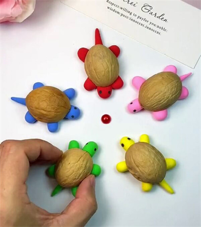 亲子手工 - 用核桃壳和橡皮泥制作乌龟