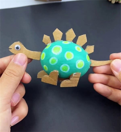 亲子手工 - 用蛋壳和纸板制作恐龙