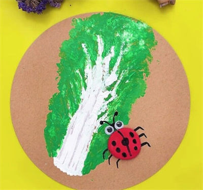 亲子手工 - 用白菜叶和橡皮泥制作瓢虫贴画
