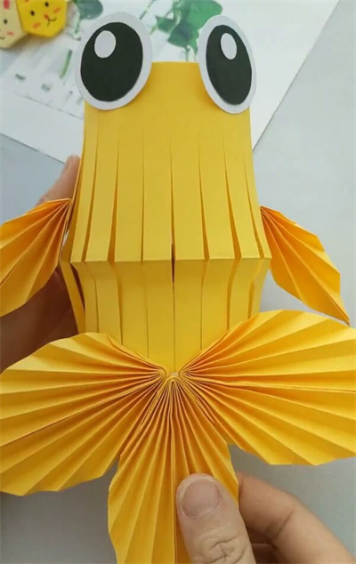 亲子手工 - 用纸张制作金鱼