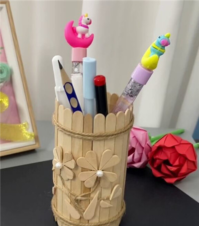 用冰棍棍制作笔筒