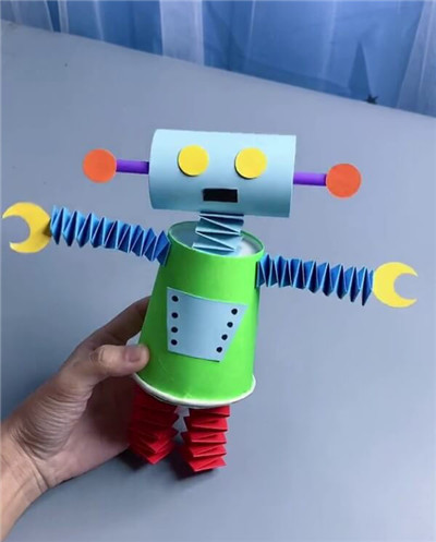 用纸杯和纸卷制作机器人