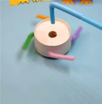 用纸杯和吸管制作旋转玩具